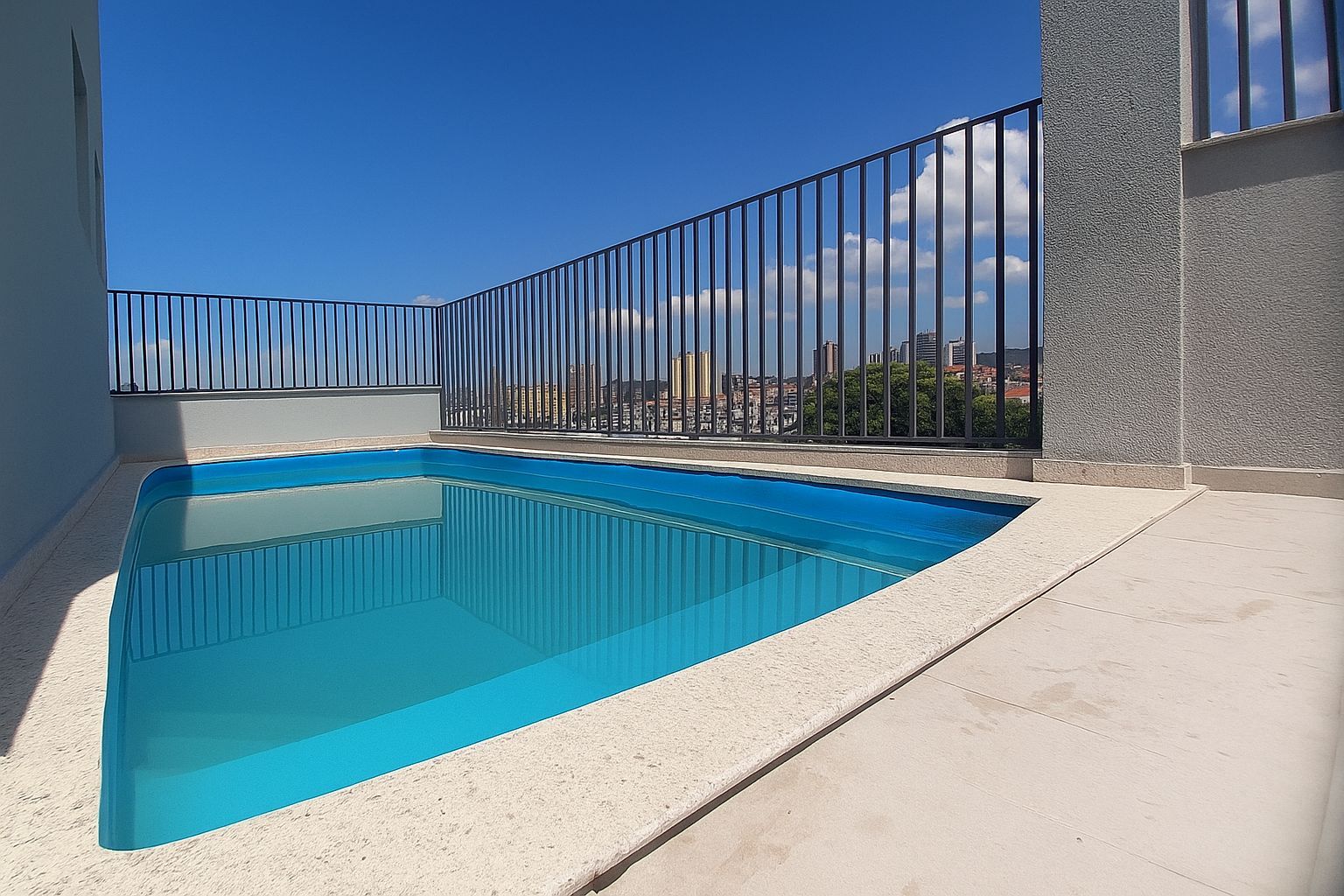 Piscina no rooftop com vista panorâmica